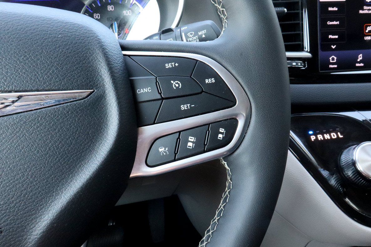 Used 2024 Chrysler Pacifica Touring-L FWD image 30