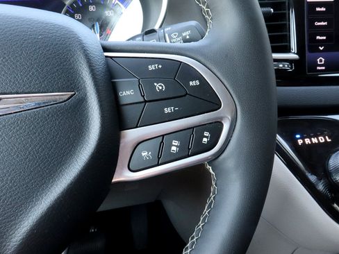 Used 2024 Chrysler Pacifica Touring-L FWD image 30
