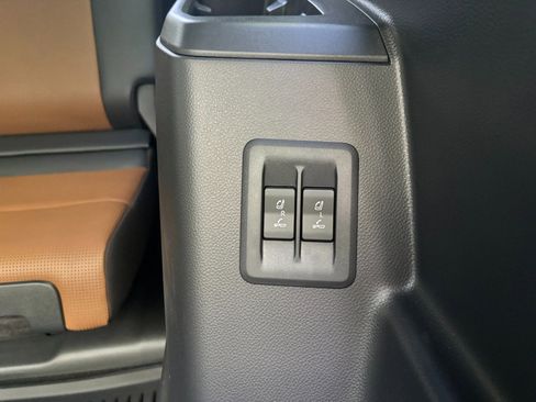 Used 2025 Lexus GX 550 w/ Accessory Package (2T) AWD/4WD image 39