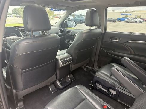 Used 2019 Toyota Highlander Limited FWD image 15