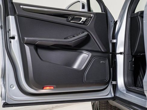 New 2026 Porsche Macan image 25