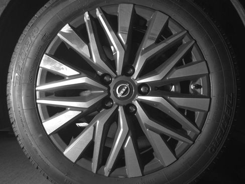 Used 2025 Nissan Altima 2.5 SV FWD image 13