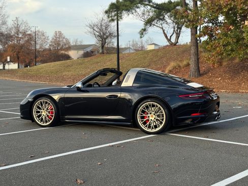 Used 2019 Porsche 911 image 7