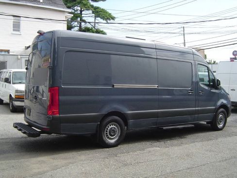 Used 2021 Mercedes-Benz Sprinter 2500 image 4