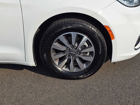 Used 2024 Chrysler Pacifica Limited FWD image 11