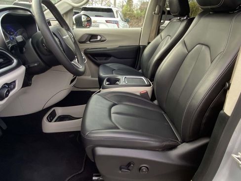 Used 2023 Chrysler Pacifica Touring-L image 13