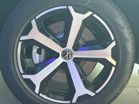 New 2025 Volkswagen Tiguan SE image 22