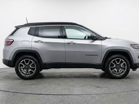 Used 2025 Jeep Compass Trailhawk AWD/4WD image 11