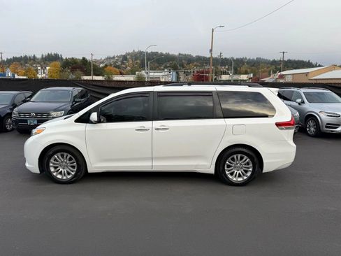Used 2013 Toyota Sienna XLE image 7