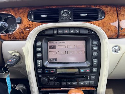 Used 2005 Jaguar XJ8 L image 17