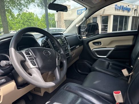 Used 2017 Nissan Titan SV RWD image 6