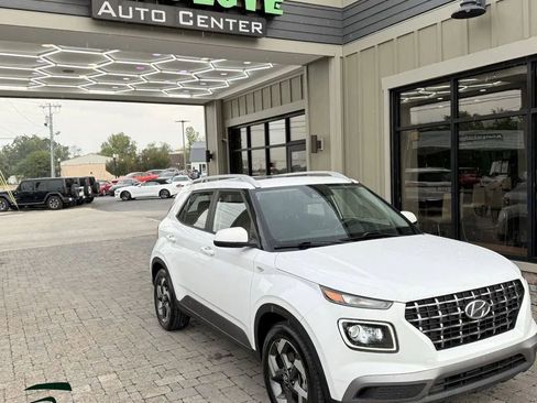 Used 2021 Hyundai Venue SEL w/ Premium Package image 3