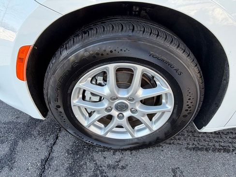 Certified 2022 Chrysler Voyager LX image 12