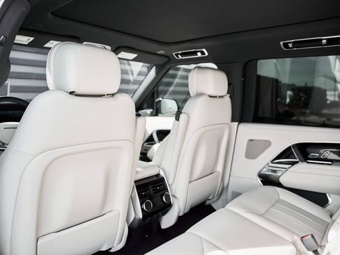 Used 2024 Land Rover Range Rover Long Wheelbase SE image 44