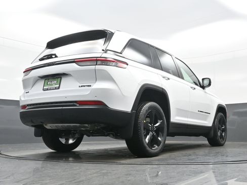 Used 2025 Jeep Grand Cherokee Limited w/ Black Appearance Package image 15