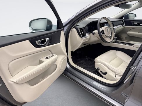 Used 2020 Volvo S60 T6 Momentum image 10