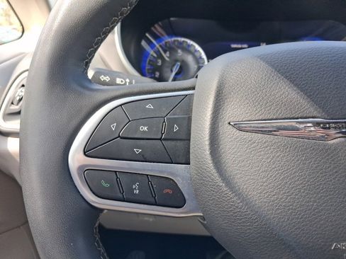 Used 2023 Chrysler Pacifica Touring-L image 27