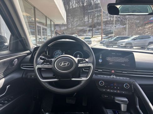 Used 2025 Hyundai Elantra Limited image 36