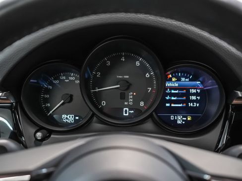 Certified 2024 Porsche Macan AWD/4WD image 27