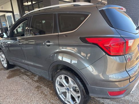 Used 2019 Ford Escape Titanium image 3
