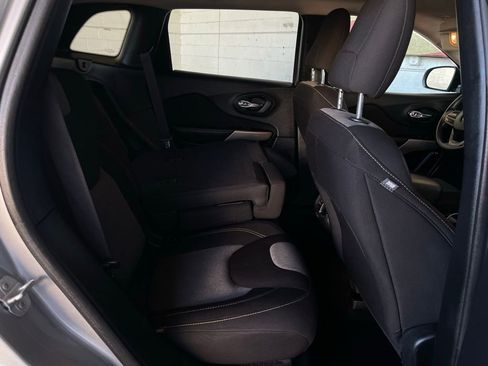 Used 2017 Jeep Cherokee Sport image 16