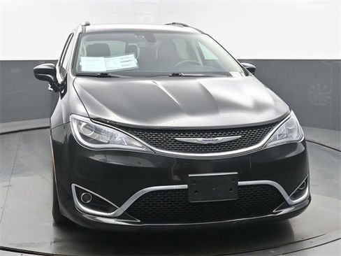 Used 2019 Chrysler Pacifica Touring-L image 8