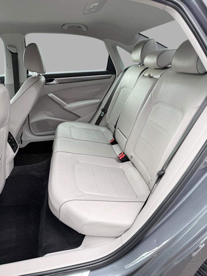 Used 2018 Volkswagen Passat 2.0T SE FWD image 30
