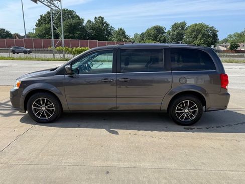 Used 2017 Dodge Grand Caravan SXT w/ Rear Park Assist Package FWD image 11