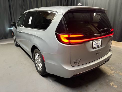 Used 2024 Chrysler Pacifica Touring-L FWD image 7