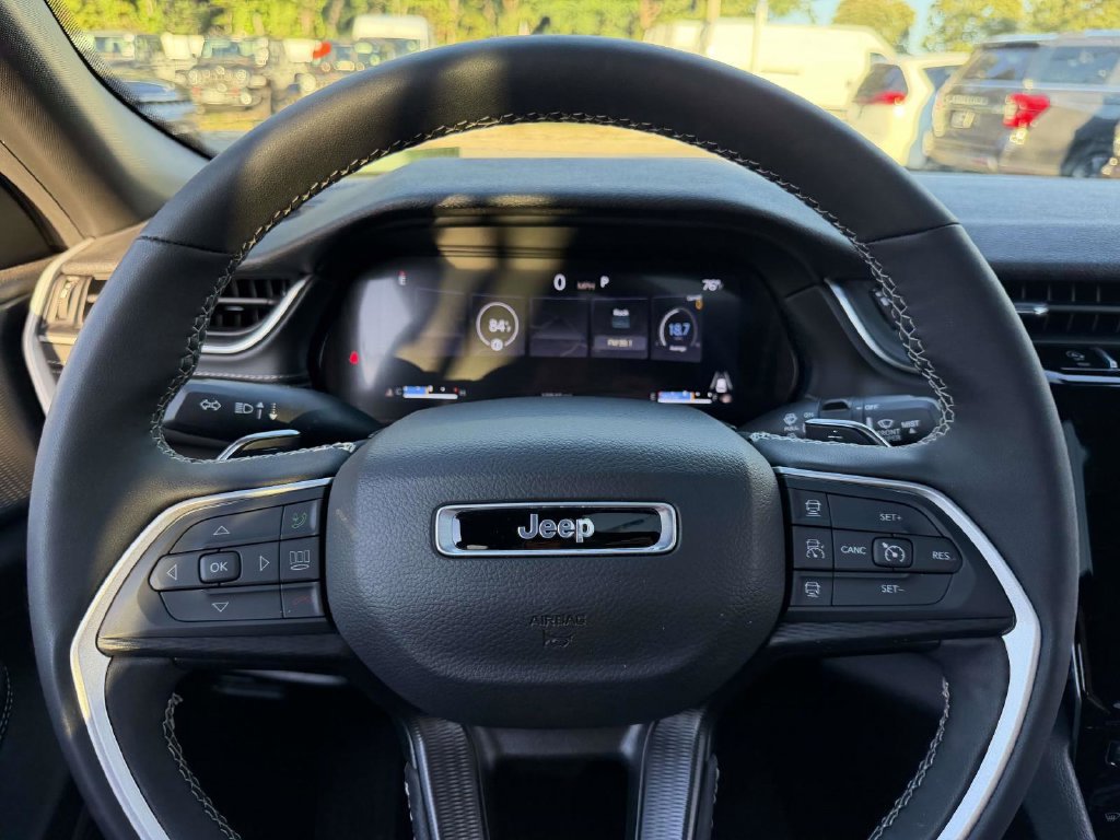 Used 2025 Jeep Grand Cherokee Laredo X w/ Luxury Tech Group I AWD/4WD image 34