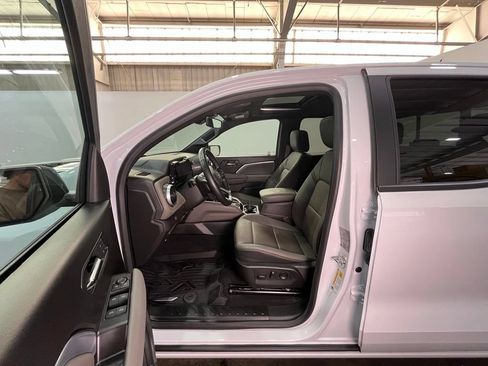 Used 2025 Chevrolet Colorado ZR2 w/ Technology Package AWD/4WD image 15