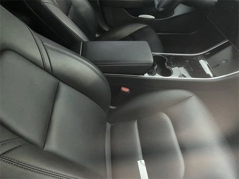 Used 2018 Tesla Model 3 Mid Range image 3