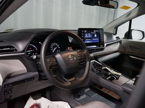 Used 2024 Toyota Sienna LE image 7