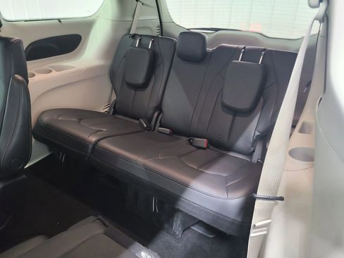 Used 2018 Chrysler Pacifica Touring-L image 33