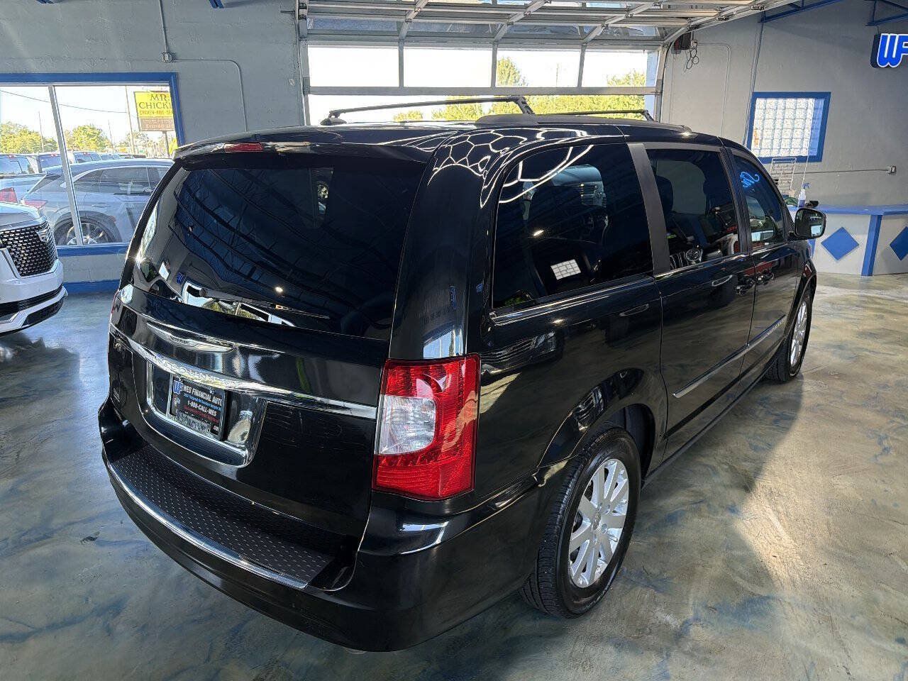 Used 2016 Chrysler Town & Country Touring FWD image 9