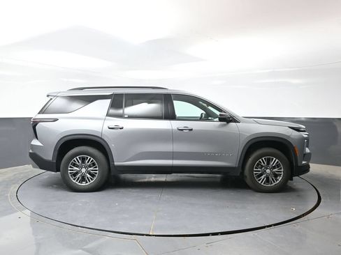 Used 2024 Chevrolet Traverse LT AWD/4WD image 3