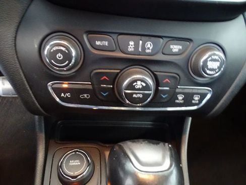 Used 2019 Jeep Cherokee Limited AWD/4WD image 14