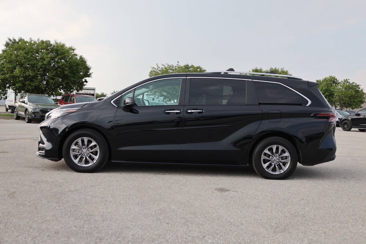 Used 2023 Toyota Sienna XLE FWD image 8