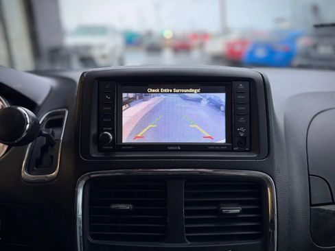 Used 2019 Dodge Grand Caravan SE w/ UConnect Hands-Free Group FWD image 13