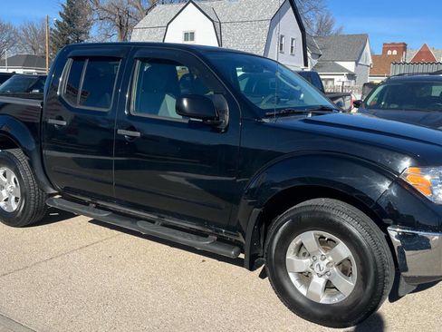 Used 2011 Nissan Frontier SV image 1