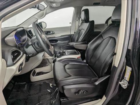 Used 2024 Chrysler Pacifica Touring-L image 14