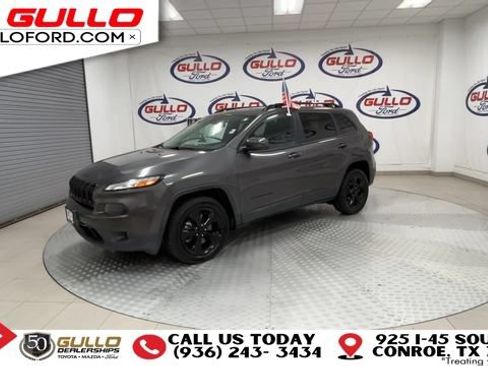 Used 2018 Jeep Cherokee Latitude w/ Altitude Package FWD image 4