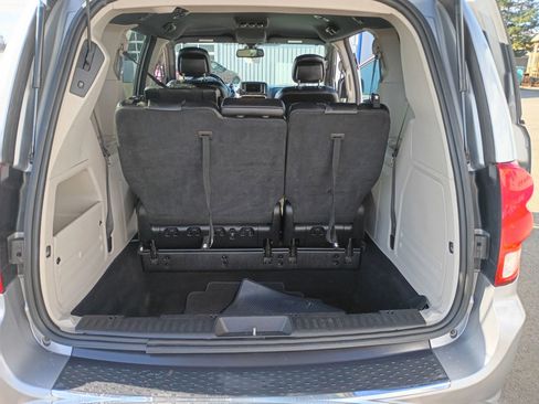 Used 2019 Dodge Grand Caravan SXT image 12