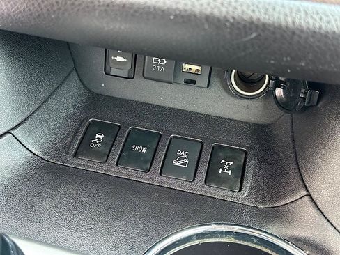 Used 2019 Toyota Highlander LE AWD/4WD image 25
