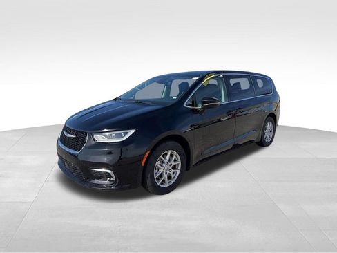 Used 2024 Chrysler Pacifica Touring-L FWD image 3