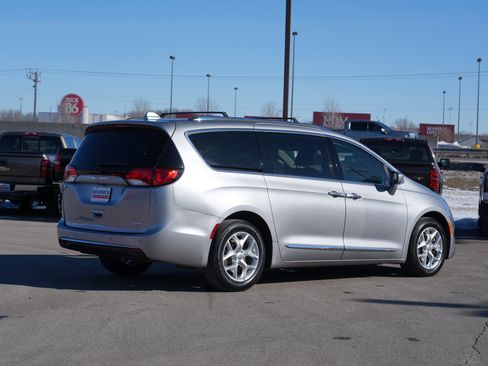 Used 2017 Chrysler Pacifica Touring-L Plus w/ Tire & Wheel Group image 3