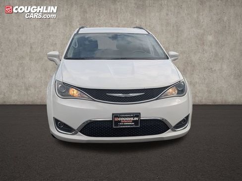 Used 2017 Chrysler Pacifica Touring-L FWD image 2