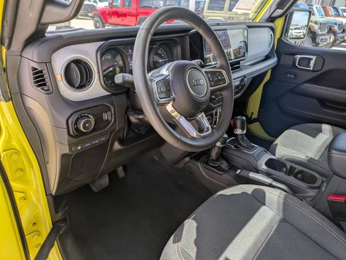 Used 2024 Jeep Wrangler Unlimited Sahara AWD/4WD image 11