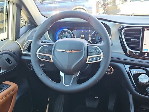 New 2026 Chrysler Pacifica Pinnacle image 22