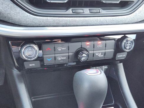 New 2026 Jeep Compass Latitude image 18